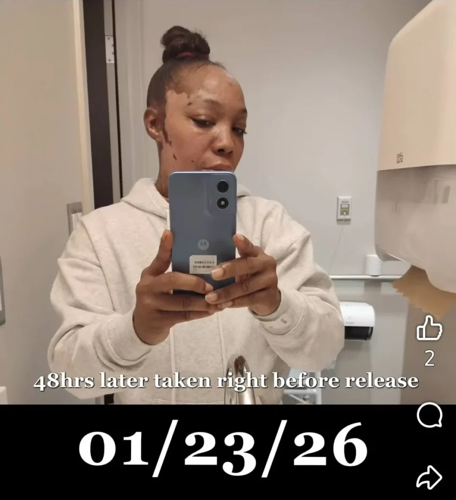 Joven con cel mirando cara