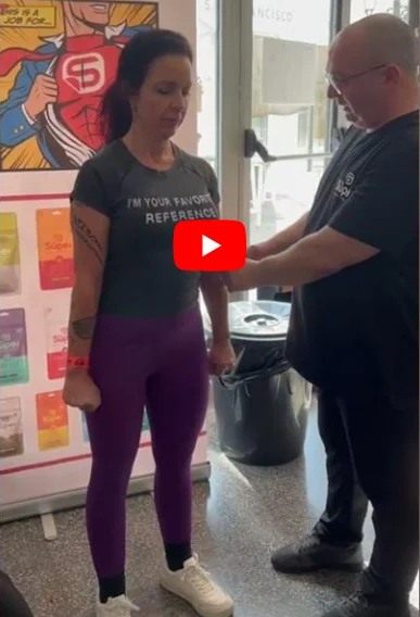 Dama y caballero en prueba equilibrio